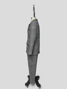 Set abito da uomo a quadri classico vista laterale dettaglio, elegante blazer doppiopetto.