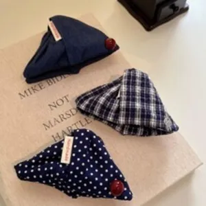 Trois pinces à cheveux en tissu triangulaire élégantes avec des motifs à pois et carreaux.
