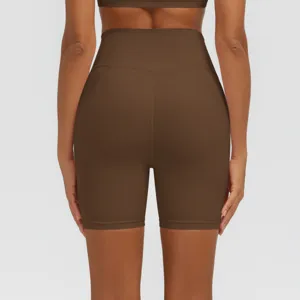 Detailansicht der braunen Yoga-Shorts mit hohem Bund, weiche atmungsaktive Sportbekleidung.