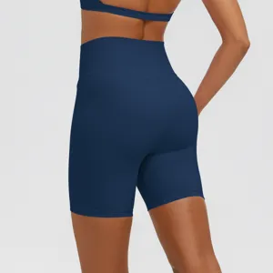 Detailansicht der hochtaillierten nahtlosen Yoga-Shorts, atmungsaktive Fitness-Passform.