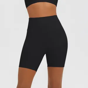 Schwarze sportliche High-Waist Shorts im Detail, atmungsaktiver Stretchstoff für Fitness Yoga.