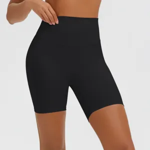 Nahaufnahme von schwarzen hochtaillierten Fitness Yoga Shorts mit gutem Bund und Passform.