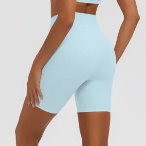 Detailansicht der hellblauen High-Waist Sport-Yogastyle Shorts, atmungsaktives Funktionsmaterial.
