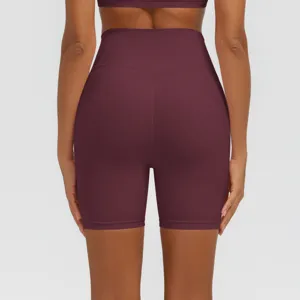 Rückansicht Detail von einfarbigen, hochtaillierten, atmungsaktiven Sport-Yoga-Shorts.