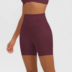 High-Waist Yoga Shorts Detail zeigt hautfreundliche, atmungsaktive Passform für Sport.