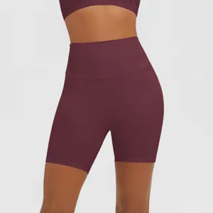 Detailansicht der hochtaillierten weinroten Yoga-Shorts mit bequemer Stoffpassform.