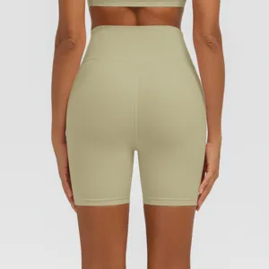 Rückansicht von hochgespannten einfarbigen Yoga-Shorts atmungsaktive Fitnessbekleidung Detail.