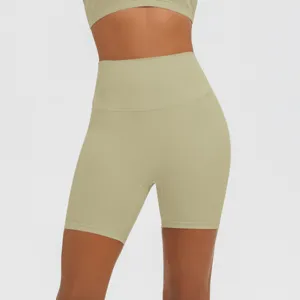Detailansicht hochgeschnittene einfarbige Fitness-Shorts, atmungsaktiv elastisch.