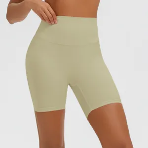Enganliegende einfarbige Yoga-Shorts mit hohem Bund im Detail, atmungsaktive Sportbekleidung.