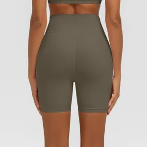 Detailansicht der hochtaillierten einfarbigen Sport Yoga Shorts atmungsaktive Fitness Bekleidung.