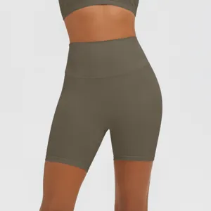 Detailaufnahme von hochgeschnittenen engen Yogashorts mit atmungsaktivem Stoff und Naht.