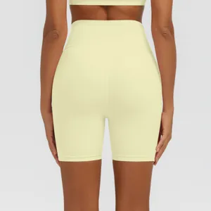 Detailaufnahme der hochtaillierten einfarbigen Yoga Shorts, atmungsaktiv und hautfreundlich.