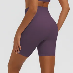Lila Yoga-Shorts mit hohem Bund, Detailansicht von hinten, atmungsaktive Sportbekleidung.