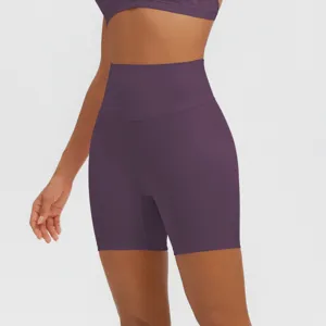 Detailansicht lila hochtaillierter Yoga-Shorts und Sport-Top, passgenaue Fitnesskleidung.