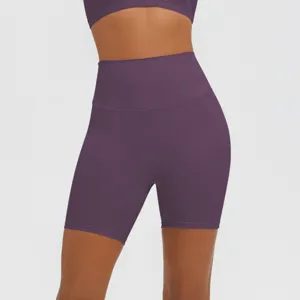 Detailansicht der High-Waist-Yogashorts, elastischer, atmungsaktiver Sport-Fitness-Stoff