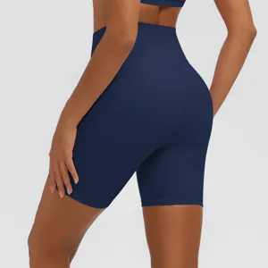 Nahaufnahme dunkelblauer, taillierter Sportshorts mit hautfreundlichem Materialdetail.