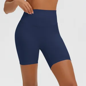 Hoher Bund Yoga Shorts Detail, atmungsaktive Sportbekleidung, weiche Passform fuer Fitness.