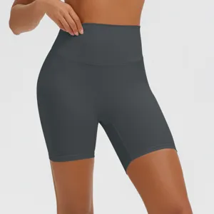 Detailansicht hochgeschnittene Sport Yoga Shorts, nahtlose Passform, atmungsaktives Material.