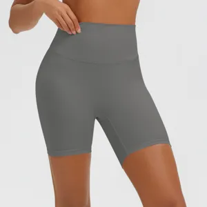 Detailansicht hoch taillierter grauer Yoga-Shorts, weicher atmungsaktiver Sportstoff.