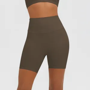 Nahaufnahme der engen Yoga-Shorts in Braun, atmungsaktives und weiches Funktionsmaterial.