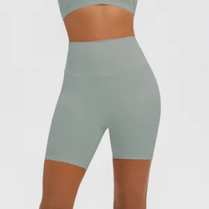 Detailaufnahme von engen High-Waist-Yogashorts aus atmungsaktivem Stoff für das Training.