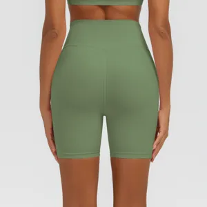 Rückseitenansicht hochgeschnittener grüner Yoga-Shorts, zeigt Passform und atmungsaktiven Stoff.