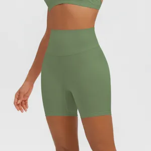 Detailansicht der grünen High-Waist Yoga-Shorts, atmungsaktive Sportbekleidung für Fitness.