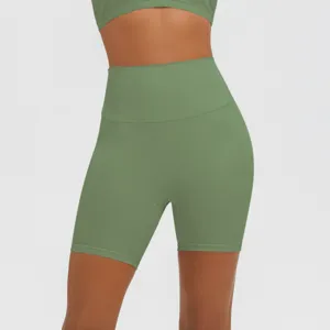 Nahaufnahme von hochtaillierten grünen Yogashorts und Sport-BH aus atmungsaktivem Stoff.