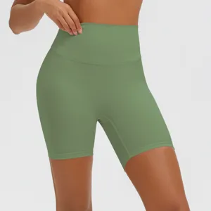 Hochgeschnittene einfarbige Yoga Sport Shorts Detailansicht mit engem Fitness Design.