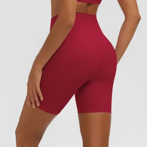 Detailansicht der einfarbigen Yoga-Shorts mit hohem Bund, atmungsaktive Sportbekleidung.
