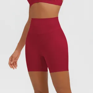 Detailansicht eng anliegender roter Yoga-Shorts mit hohem Bund aus weichem, atmungsaktivem Sportstoff.
