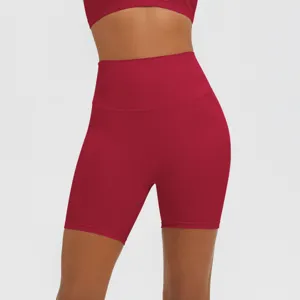 Detailansicht der High-Waist Sport Yoga Shorts, atmungsaktive elastische Fitnessbekleidung.