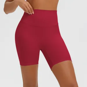 Atmungsaktive Fitness Yoga Shorts für Damen, hochelastische kurze Sport Laufhose in Rot.