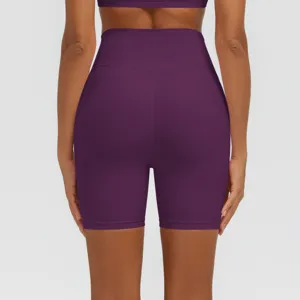Detaillierte Rückansicht lila Yoga Shorts mit hohem Bund, nahtlose Sportbekleidung für Fitness.