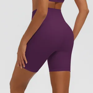 Detailansicht der lila Sport Fitness Yoga Shorts mit hohem Bund, atmungsaktives Material.