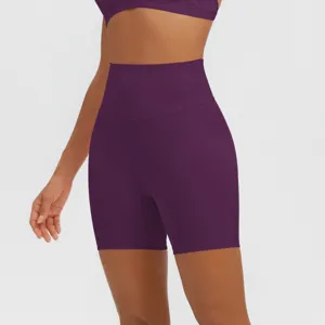 Hochtaillierte Sport Yoga Shorts Detail, nahtloser Komfort Stretch Stoff, lila Fitnesskleidung.