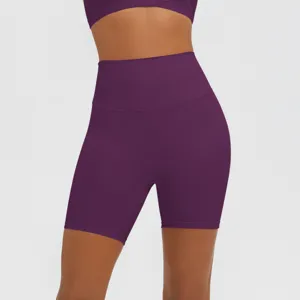 Detailansicht der High Waist Yoga Shorts, nahtlose Sportbekleidung für Fitness und Laufen.