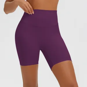 Hochtaillierte lila Yoga-Shorts im Detail, eiskalt hautnah atmungsaktive Fitness-Sporthose.