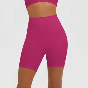 Enganliegende einfarbige Sporthose Detailansicht, atmungsaktives Fitness-Workout.