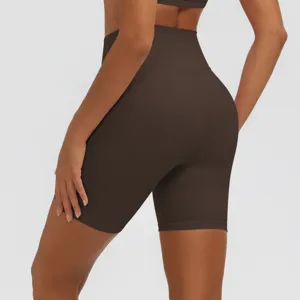 Detailansicht braune Sport Yoga Shorts mit hohem Bund, atmungsaktive elastische Fitnesshose.