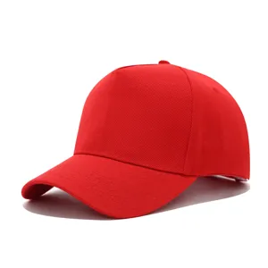 Gorra de béisbol roja lisa de 5 paneles, visera de algodón ajustable para uso diario.