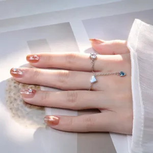 Eleganter Silberkettenring mit funkelndem Zirkonia und süßen Herzanhängern für Damen.