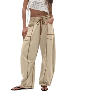 Pantalon cargo ample décontracté pour femme avec taille à cordon et coutures contrastées.