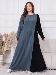 Plus Size Farbblock Strick Maxikleid Langarm mit Knopfdetail fuer Herbst und Winter.