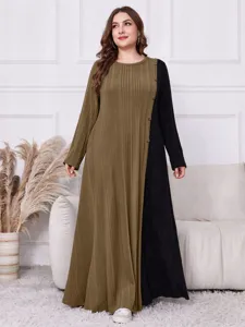 Plus Size Damen Langarm Maxikleid im eleganten Colorblock Rippstrick Design mit Knöpfen.