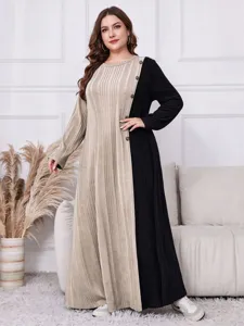 Plus Size Blockstreifen Rippstrick Maxikleid Langarm Detailansicht mit stylischen Knöpfen.