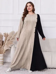 Detailansicht des Oversize-Strickmaxikleides mit Farbblock und elegantem Knopfdetail.