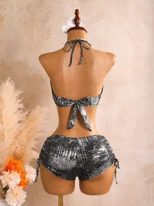 Detailansicht der Rückseite eines metallisch glänzenden Bikini-Zweiteilers mit Trägern.