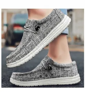 Λεπτομερής όψη casual πάνινων παπουτσιών slip-on με διαπνέον ύφασμα και σόλα με στίγματα.