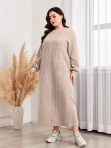 Detailansicht plus size Zopfstrick Maxikleid, gemütliches beige Langarm Pulloverkleid Winter.